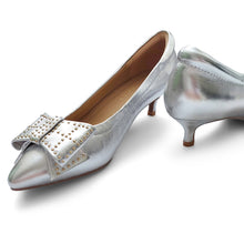Load image into Gallery viewer, Chloe Signature lambskin pumps with stud ribbons
