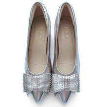 Load image into Gallery viewer, Chloe Signature lambskin pumps with stud ribbons
