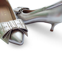 Load image into Gallery viewer, Chloe Signature lambskin pumps with stud ribbons