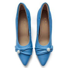 Load image into Gallery viewer, Pearlie Signature lambskin pumps with bow
