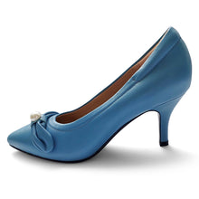 Load image into Gallery viewer, Pearlie Signature lambskin pumps with bow
