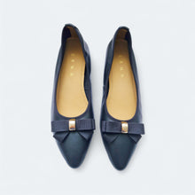 Load image into Gallery viewer, Pristine Charming Flats