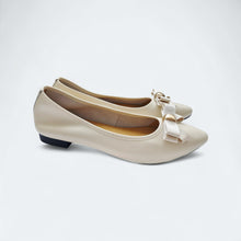 Load image into Gallery viewer, Pristine Charming Flats