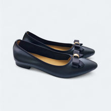 Load image into Gallery viewer, Pristine Charming Flats