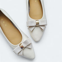 Load image into Gallery viewer, Pristine Charming Flats