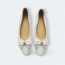 Load image into Gallery viewer, Pristine Charming Flats