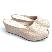 Load image into Gallery viewer, Handwoven Square Front wedges - 28288