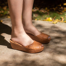 Load image into Gallery viewer, Handwoven Square Front wedges - 28288