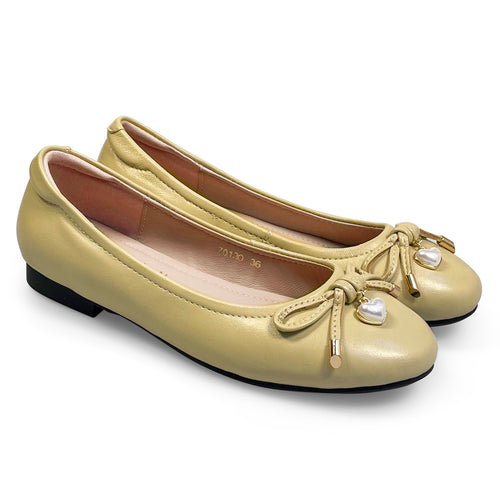 Theo Round flat pumps with heart charm