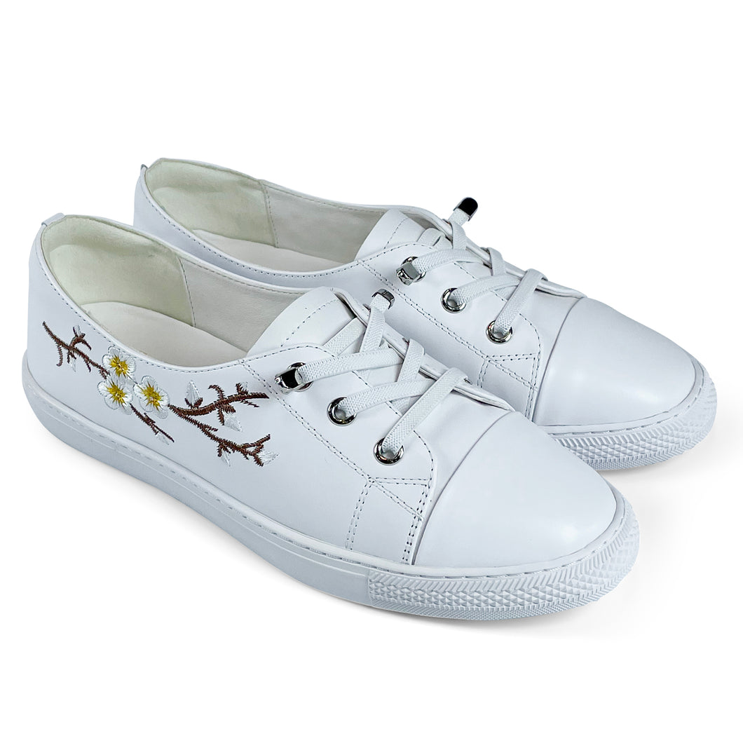 Lightweight sneakers with embroidery