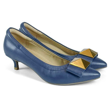 Load image into Gallery viewer, Ana Signature lambskin pumps with large stud
