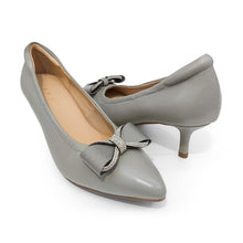 Load image into Gallery viewer, Diana Signature lambskin pumps with Decor Bow
