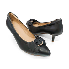 Load image into Gallery viewer, Orlanda Signature lambskin pumps with round buckle
